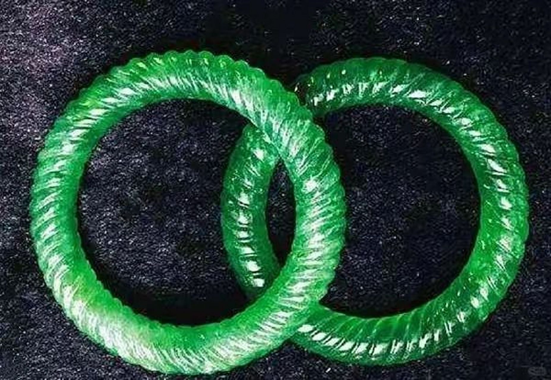 说起宋美龄那对麻花翡翠手镯,真是让人眼红心跳!