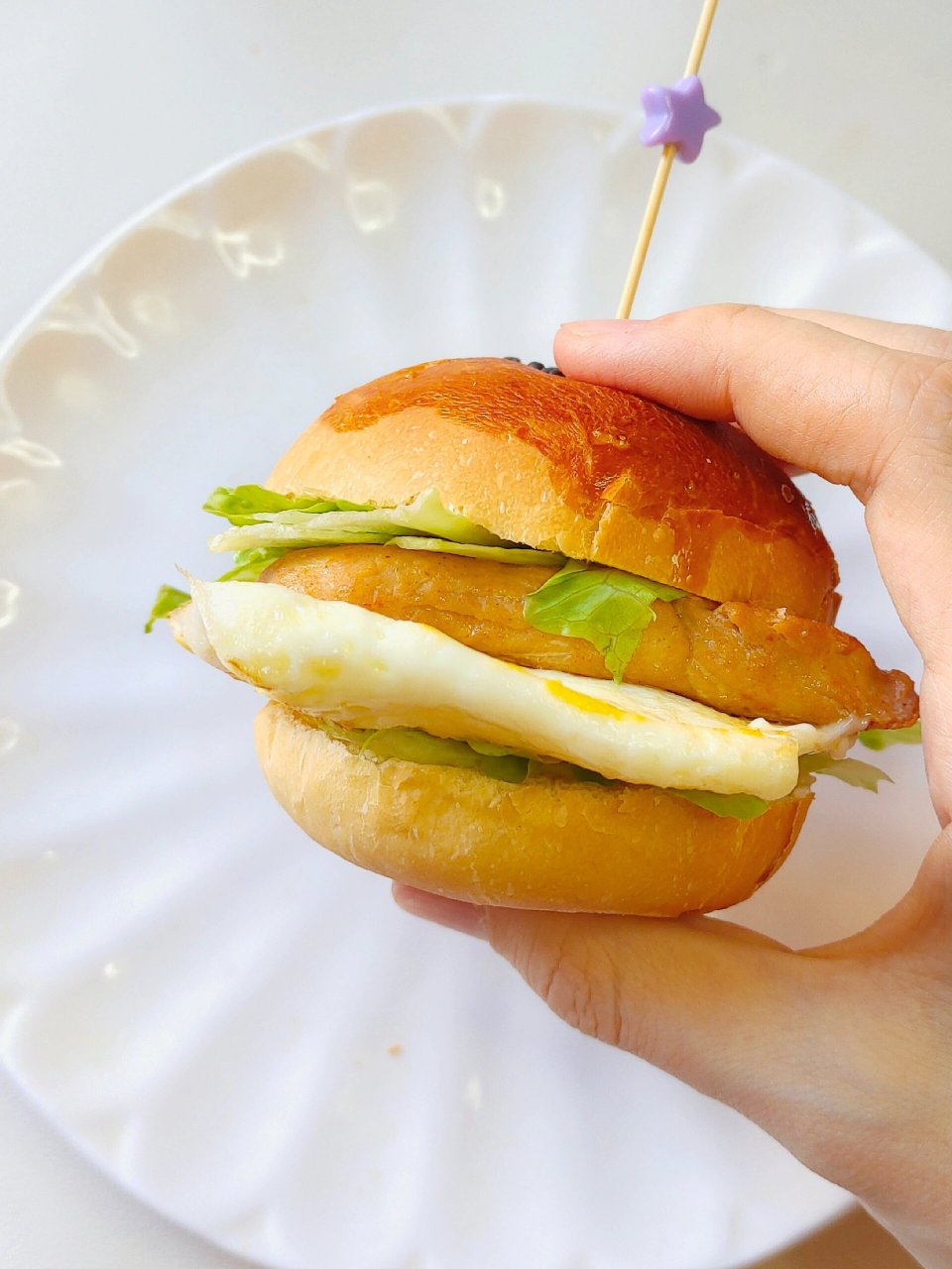 【食材】鸡胸肉,全麦汉堡胚,生菜,煎蛋 【步骤】1,鸡胸肉切成片,加