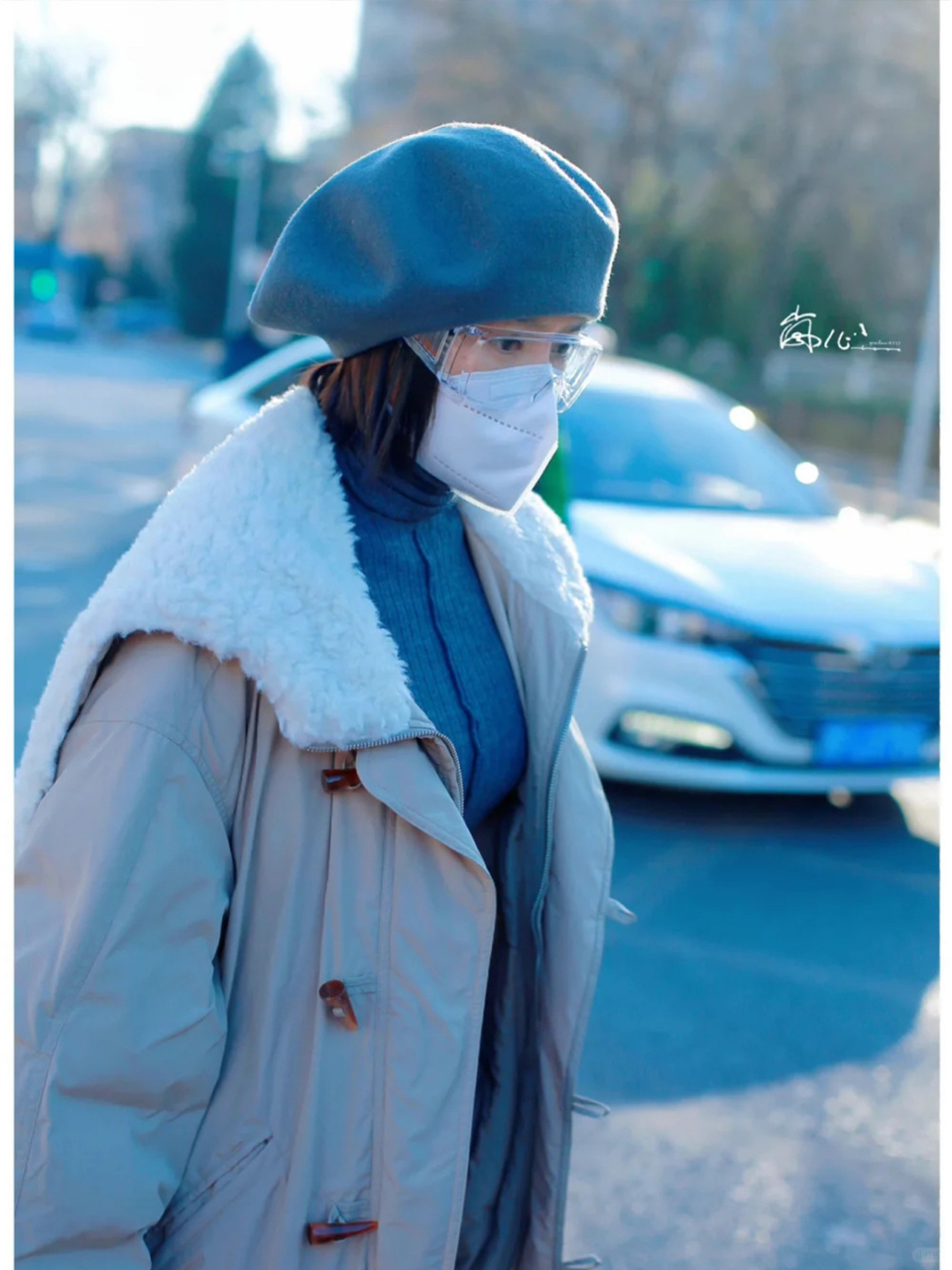 秦岚春晚彩排穿搭引热议,毛绒羽绒服配微喇裤时尚又保暖  近日,秦鞍