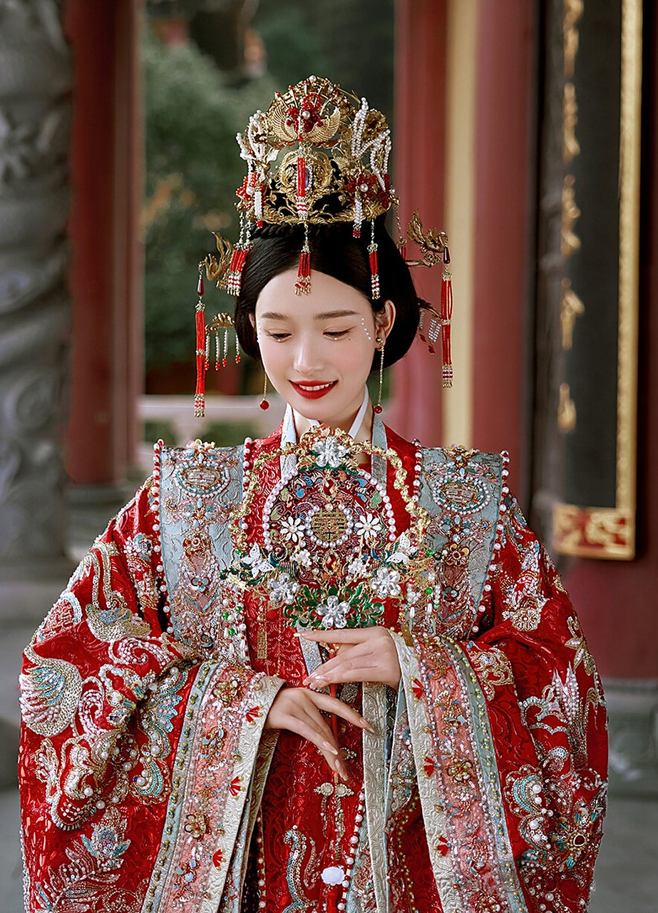 拍到了故宫汉服婚纱照被夸爆  94金翠闪烁的花钿,缀在锦衣华裳之上