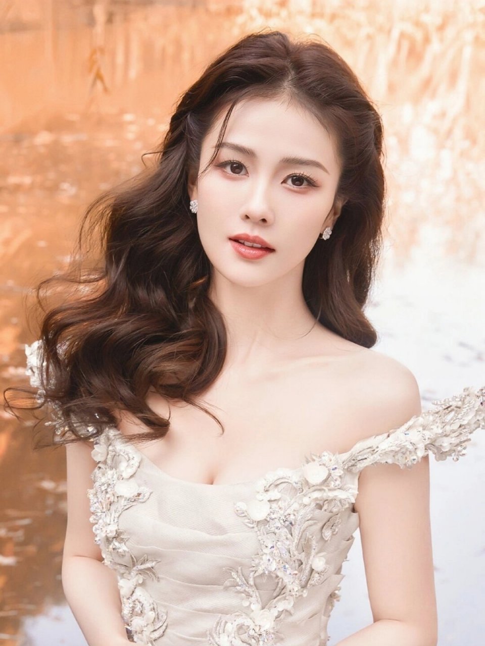 白鹿虽不是绝美但是很耐看  94 在娱乐圈的众多女星中,白鹿或许不是