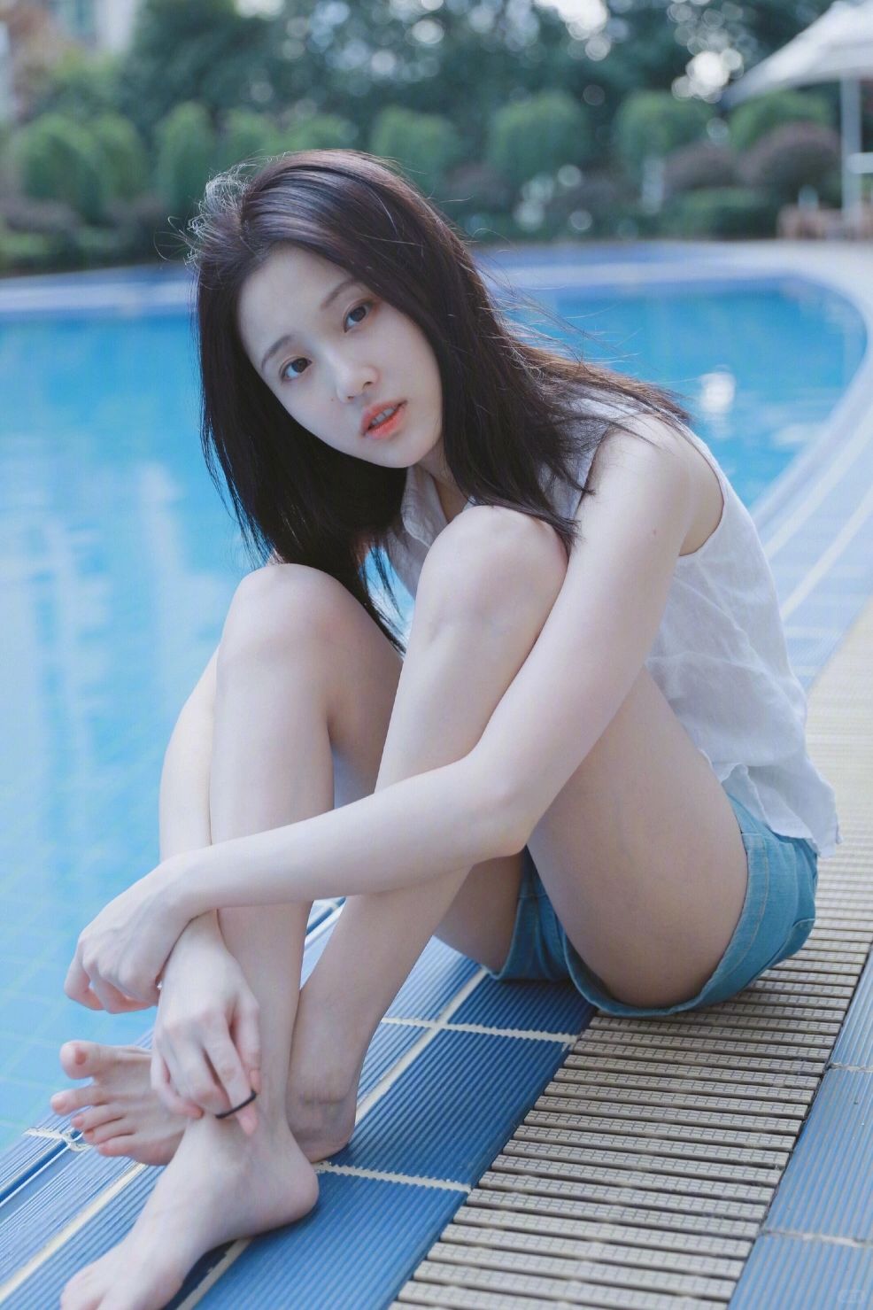 张慧雯,夏日清新封面女孩  一组让人心跳加速的照片,她坐在泳池边,身