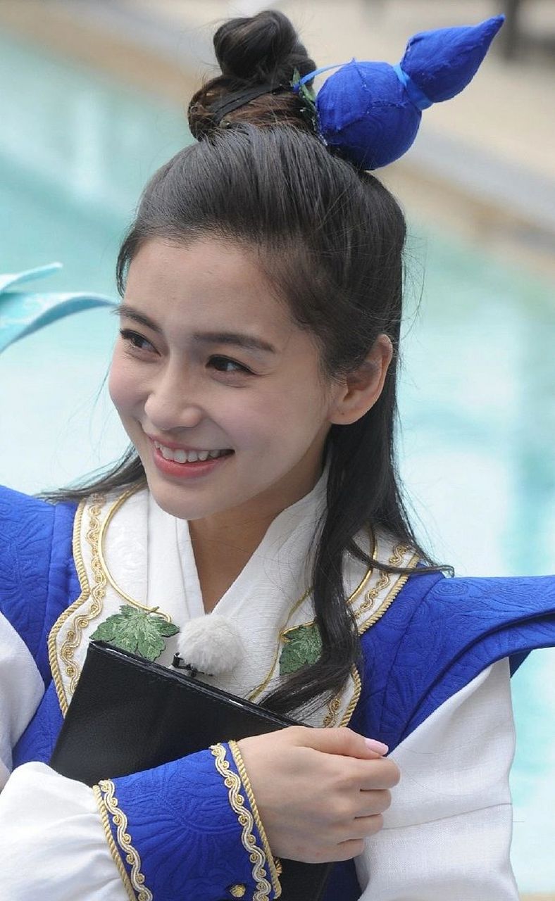 回首《奔跑吧》第一季,angelababy凭借其在节目中的真实表现和未经