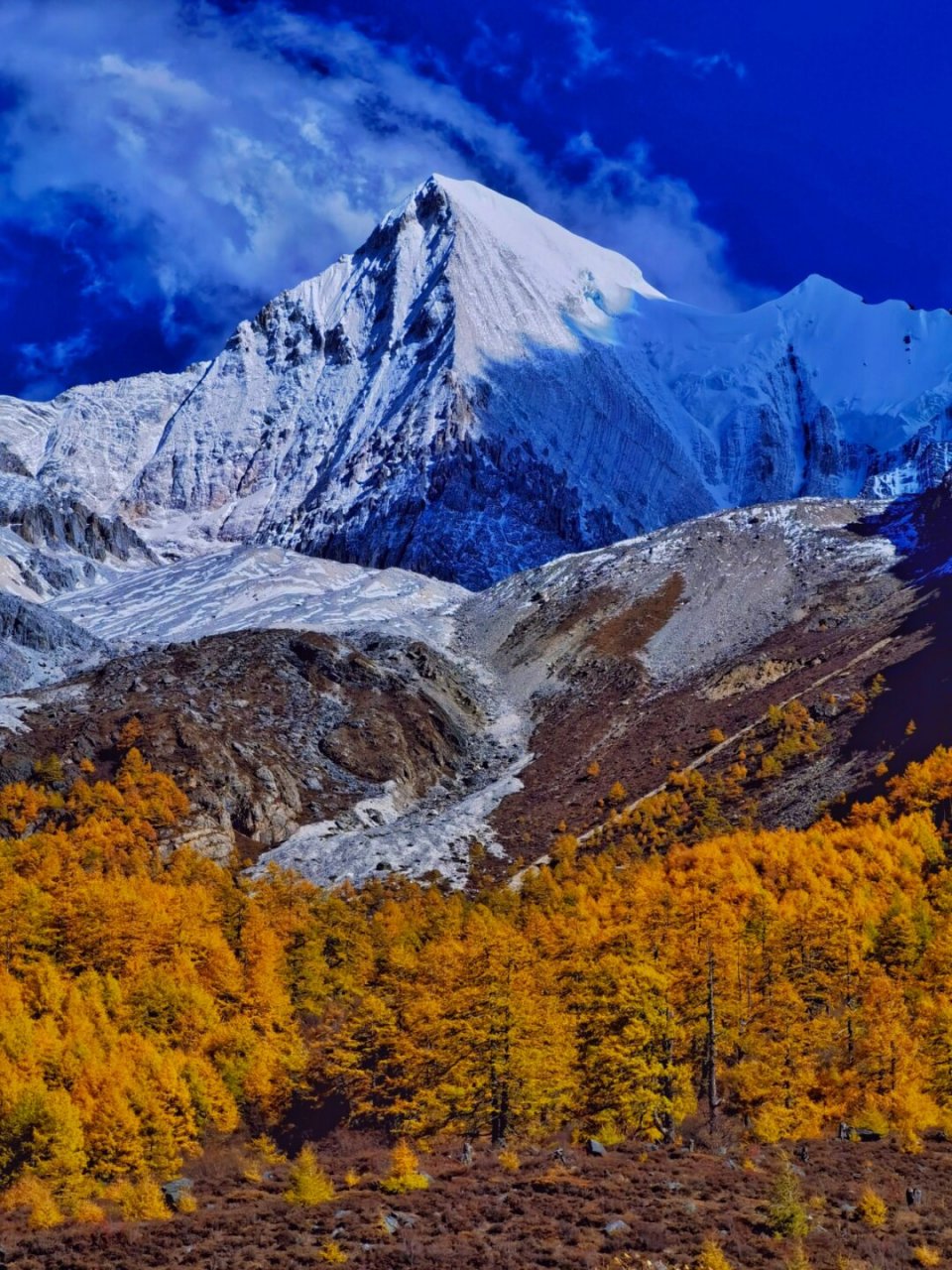 不同天气的稻城就是两个景点  稻城亚丁,这片位于四川甘孜藏族自治州