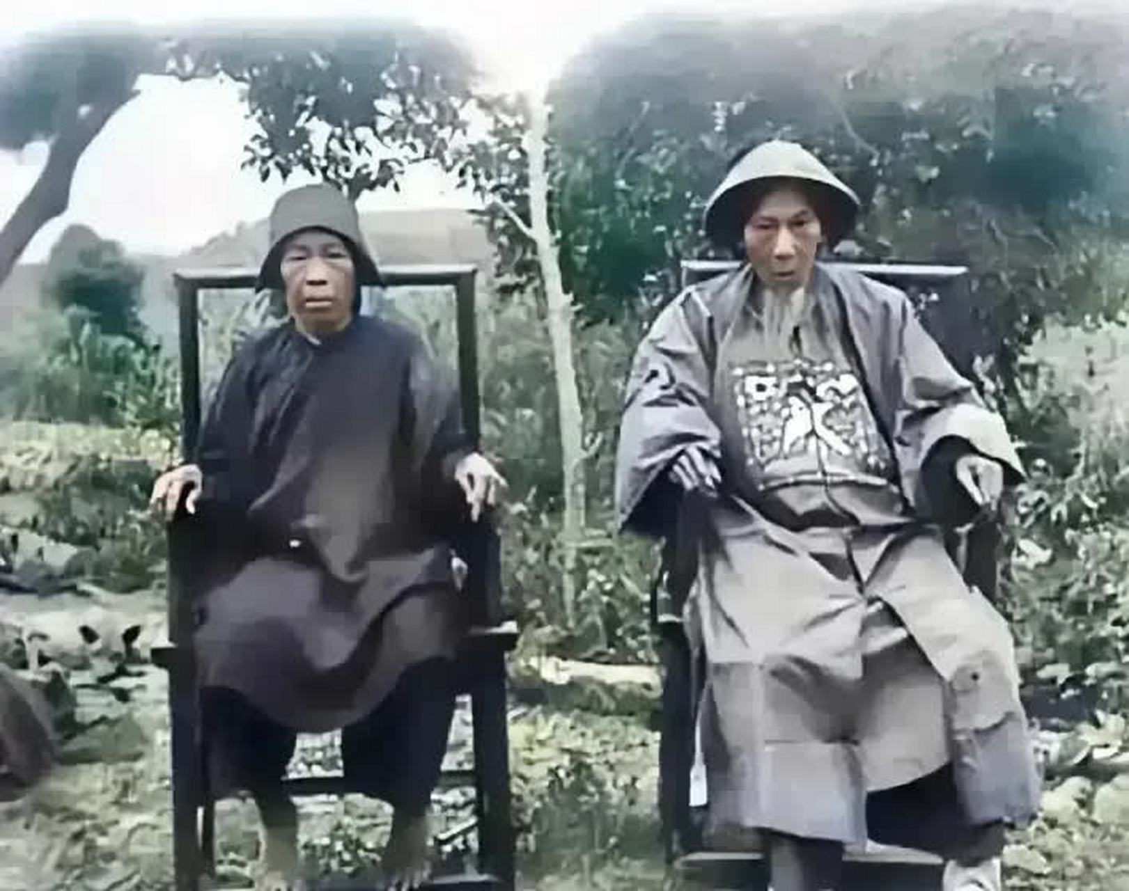 清末,有一张县令与夫人的合影. 照片中,县令穿着官服,坐在椅子上.