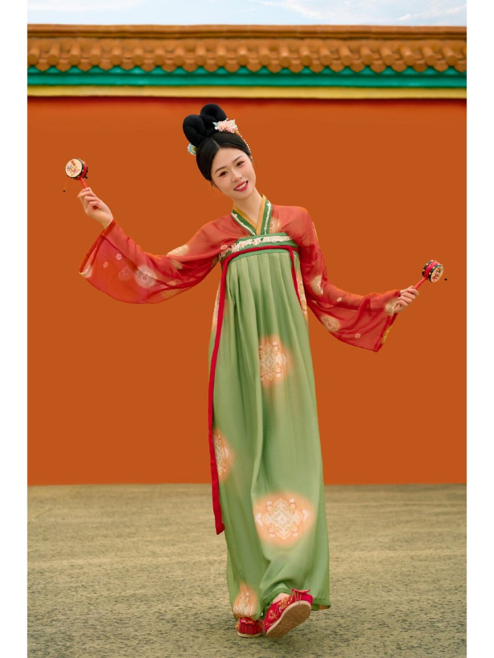 置身小故宫,身着唐制齐胸裙,清新撞色,活泼喜庆.