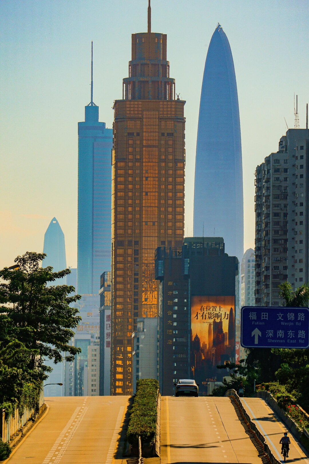 昨天,我特意跑到深圳罗湖,就为了蹲守那三大地标的日落美景