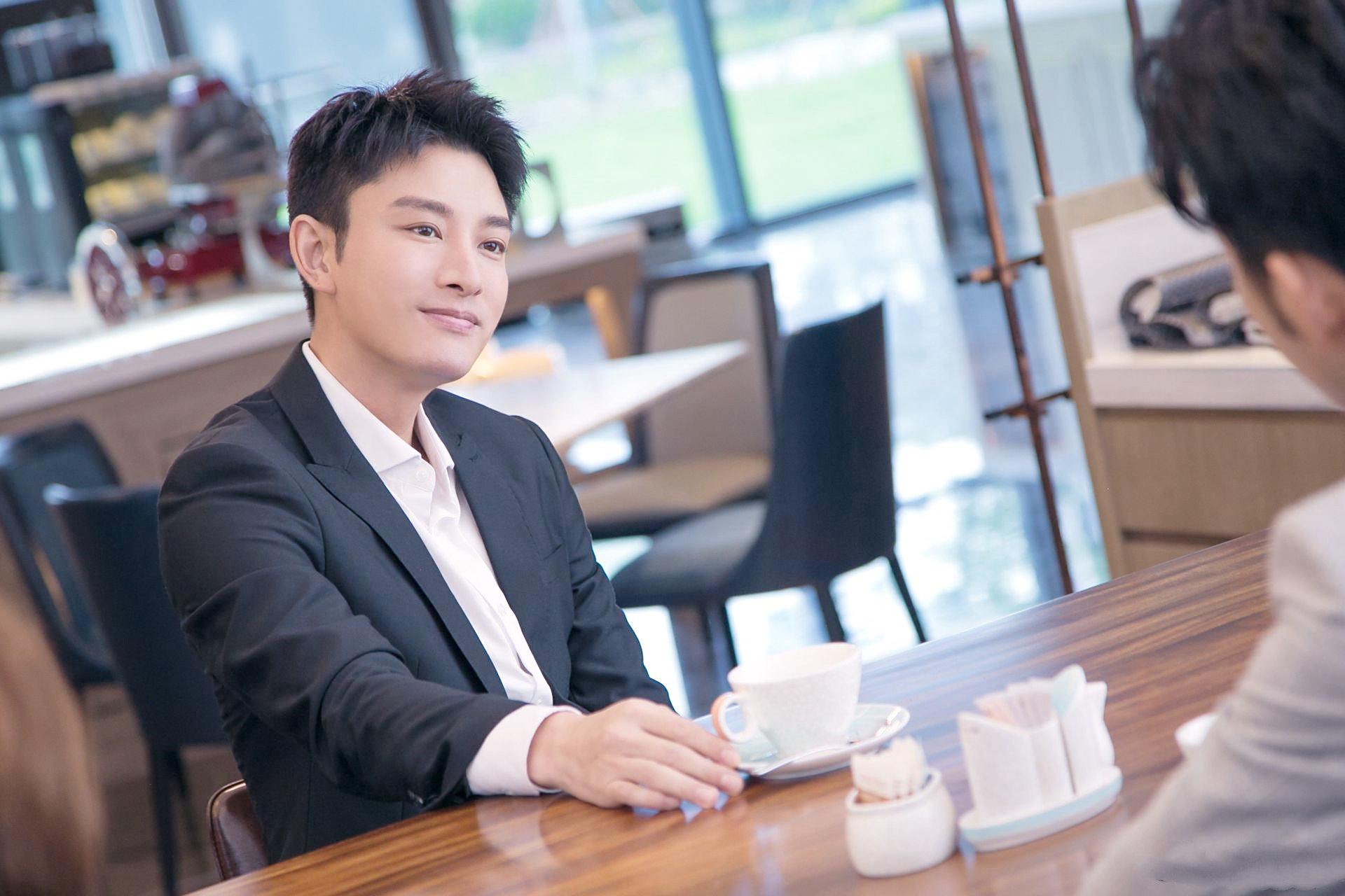 现代剧《创想季》中贾乃亮饰演的是男主角于芃钺,在校的时候他和室友