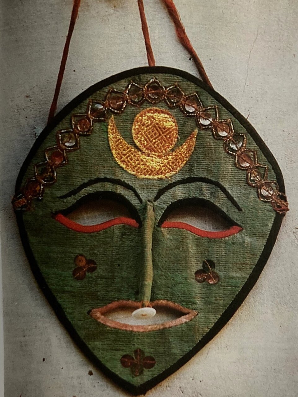 《西藏面具艺术》藏戏面具(四)  白色:象征着纯洁,善良和温和,仿佛是