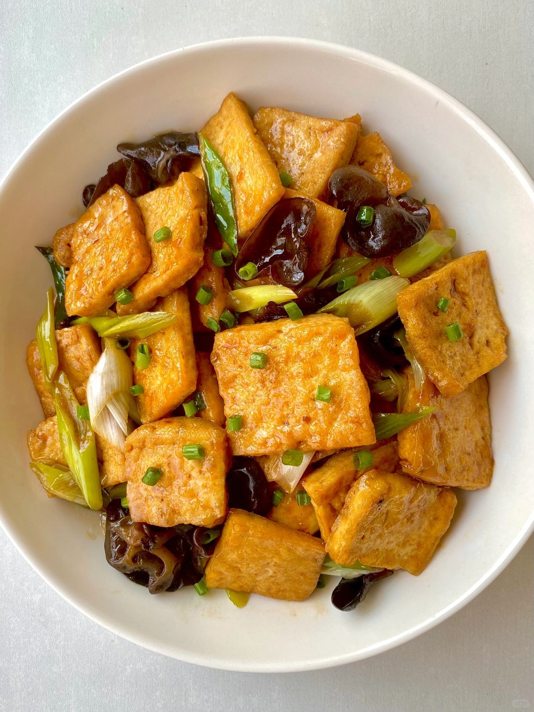 今天给你们带来一款超级美味的葱烧豆腐,简直是下饭界的翘楚!