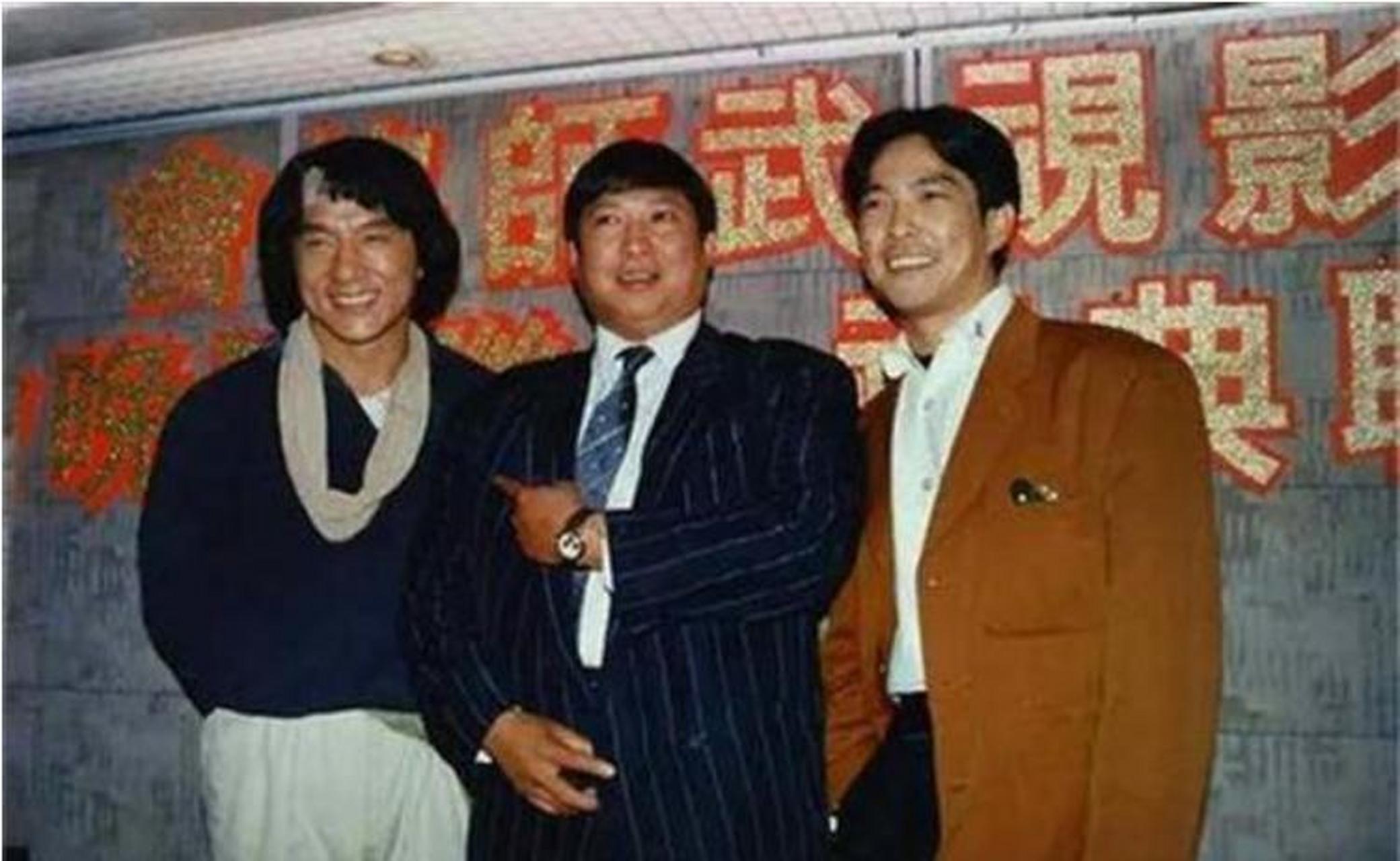 1993年,在电影的庆功宴晚会上,一代江湖大佬邓光荣指着成龙的鼻子,骂