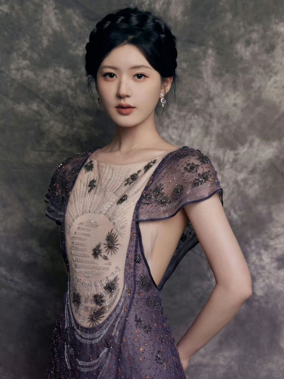 赵露思红毯造型引热议,第二套更显优雅韵味!