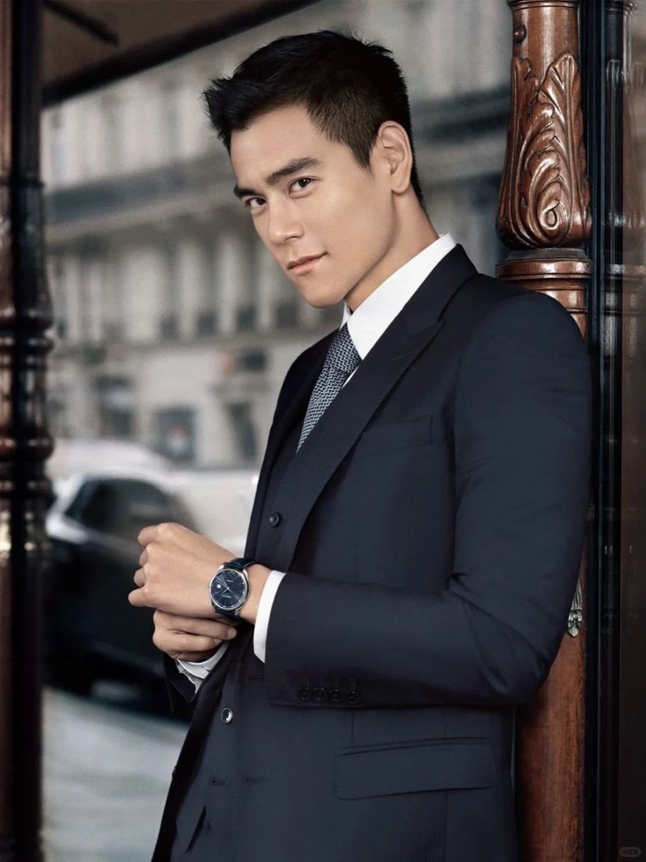 彭于晏深蓝色西服惊艳亮相:结婚与商务场合的绝妙搭配