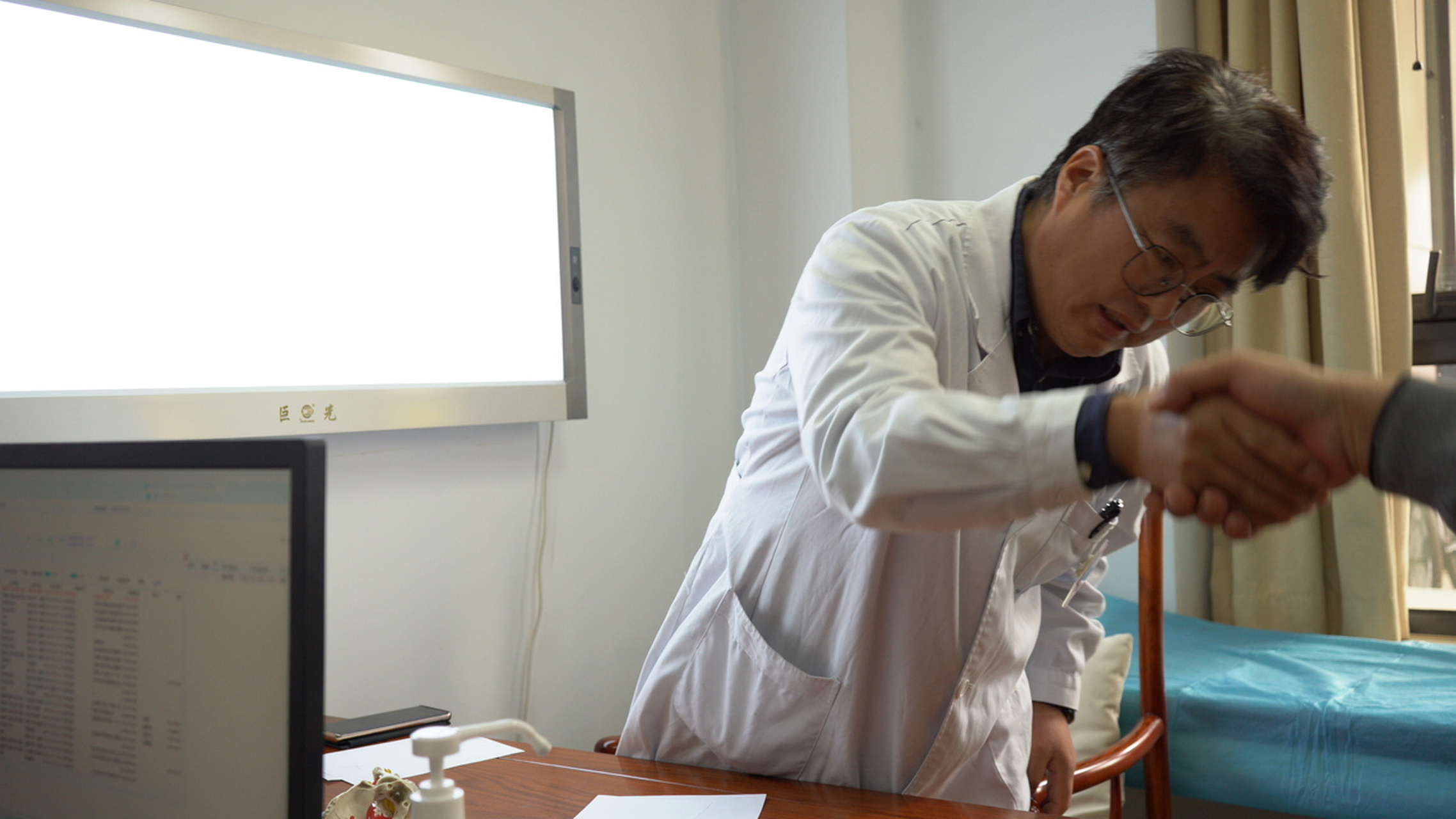 大家好,我是脊柱神经外科崔主任,今天这个视频我总结了三句话,教