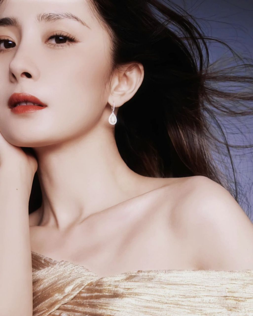 杨幂绝美写真曝光,怼脸镜头下依旧惊艳  杨幂的这组写真照真是让人
