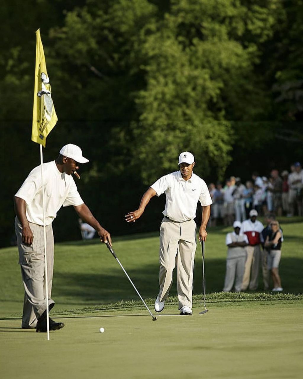 迈克尔·乔丹和泰格·伍兹一起打高尔夫球,2007 年
