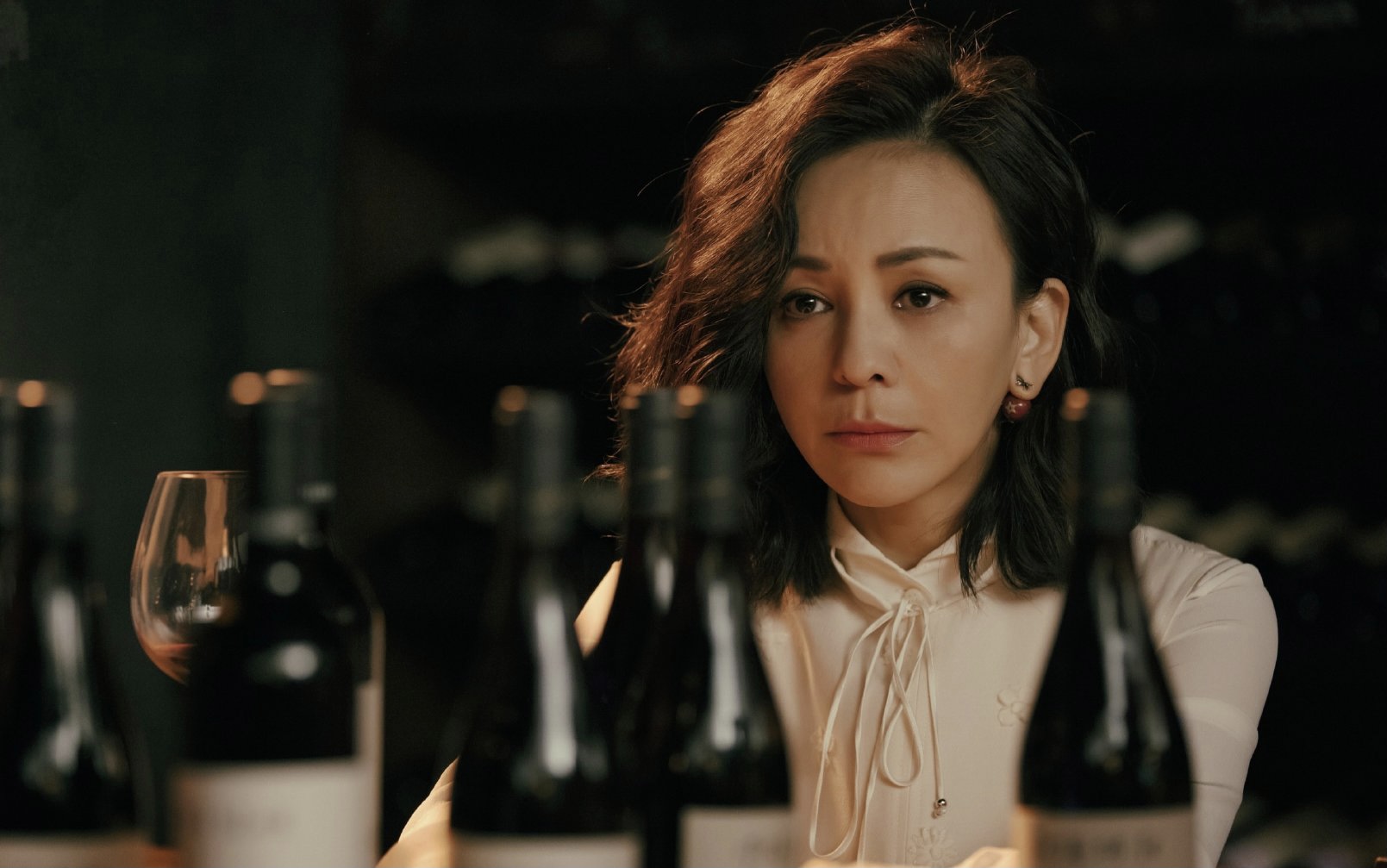 王琳《浪姐5》路透火了,金发粉衣活脱脱芭比本人,53岁风韵犹存