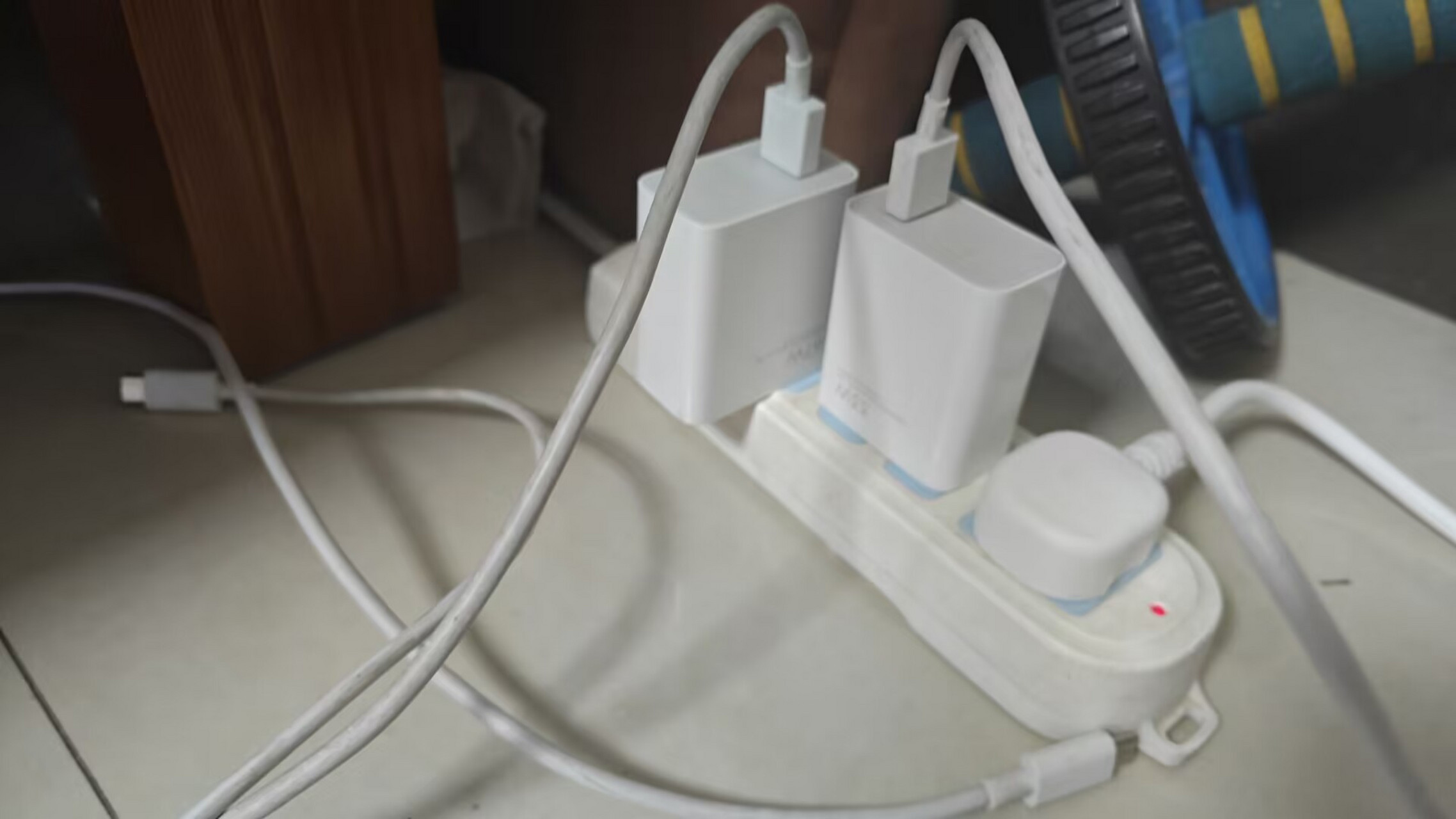 不良充电行为如床上玩手机,不拔充电器易引发火灾.