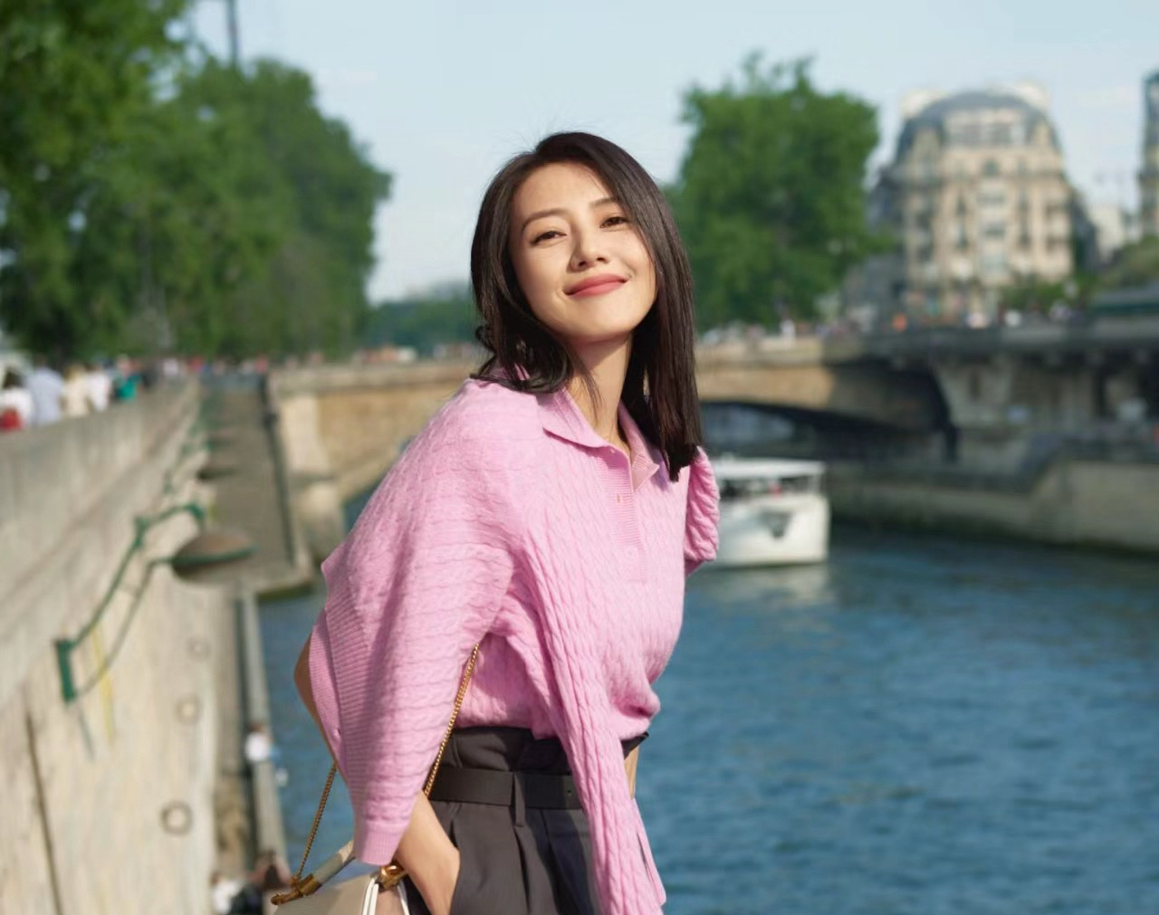 高圆圆又带火一种新穿搭,粉色针织衫 灰色西装裤,高级减龄