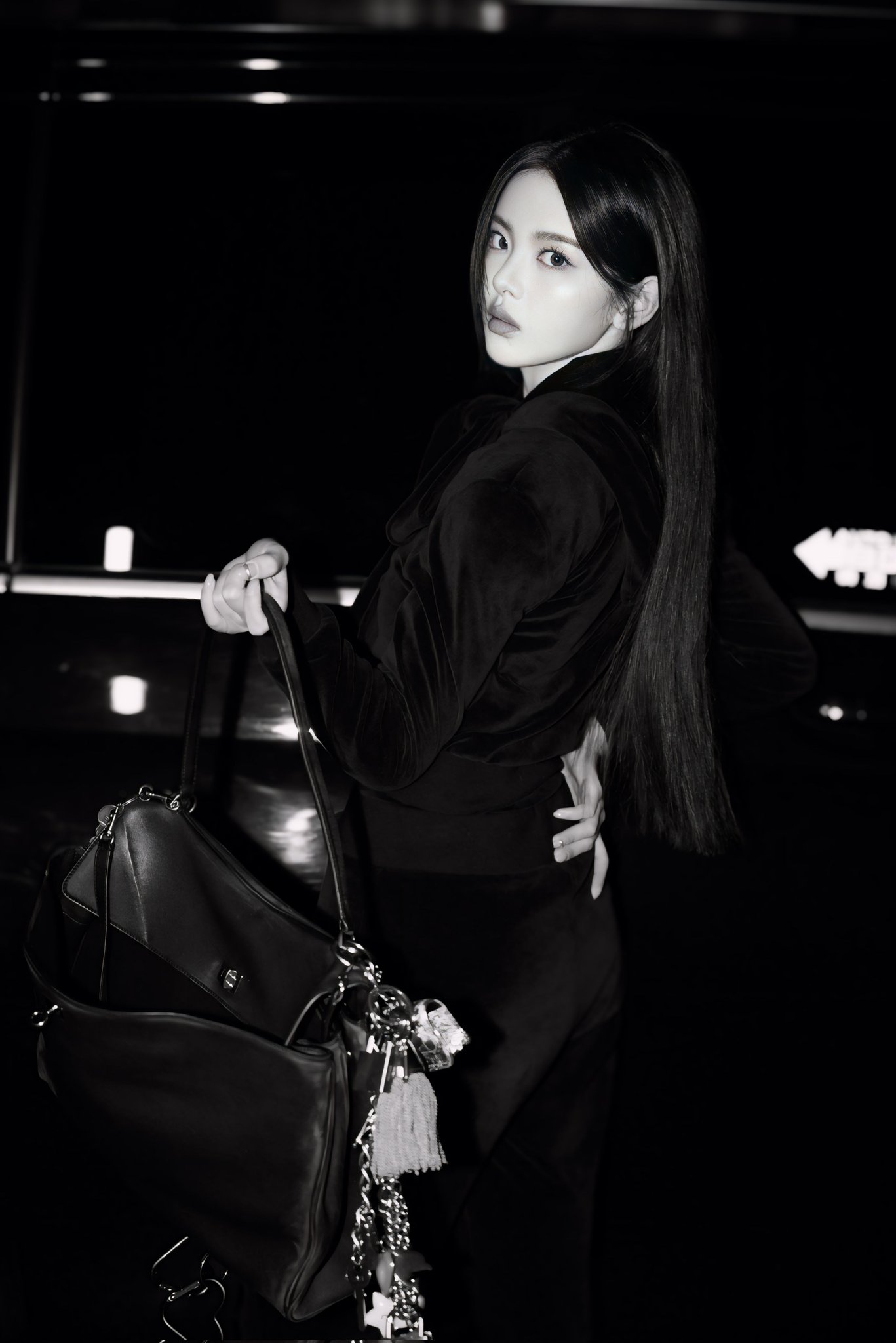 杨超越身着balenciaga全黑礼服造型惊艳亮相巴黎时装周