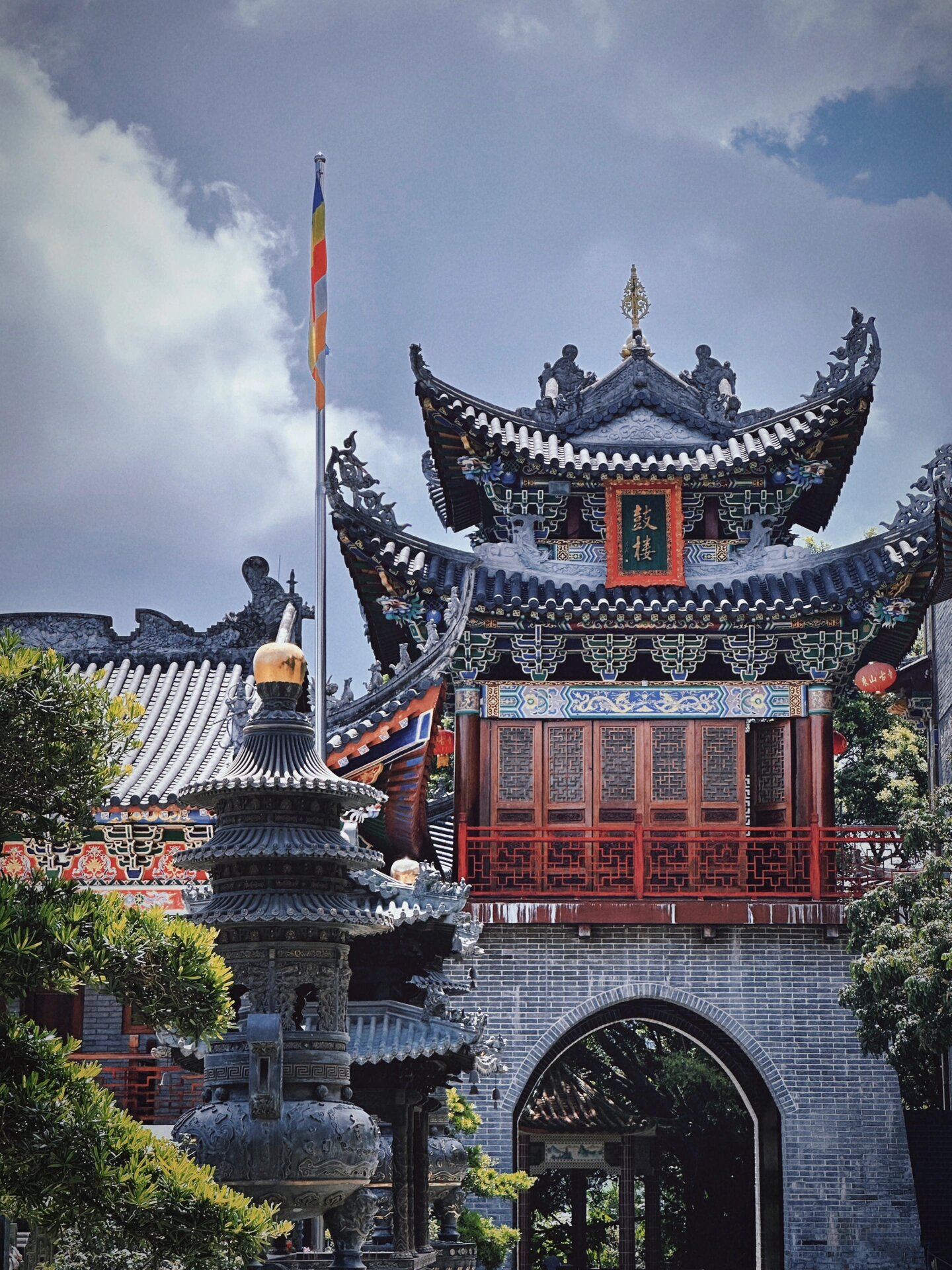 深圳大鹏东山寺,建于明朝,原深圳市委书记为所题写"回头是岸"