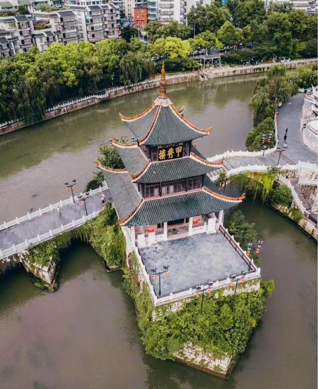 但胜在古朴精巧,见证了贵阳的历史,是贵阳市的地标建筑