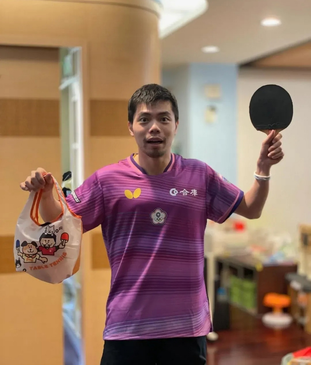 庄智渊与品牌合作的公益便当袋,用宝特瓶回收材料制作,收益也会捐赠