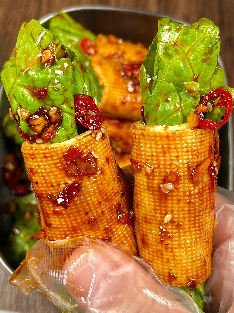 生菜豆皮卷 食材:生菜,豆皮,蒜,小米辣 16615准备酱汁:蒜末