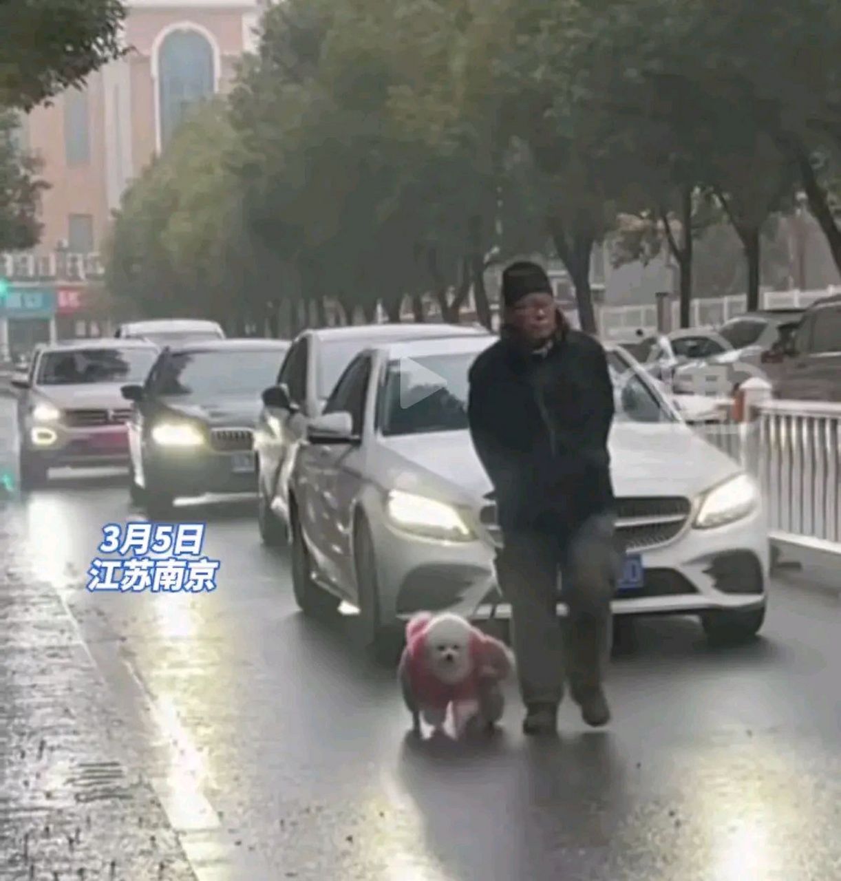 年"严打"期间,几个小年轻穿着喇叭裤戴着墨镜,手挽手横走在马路中间