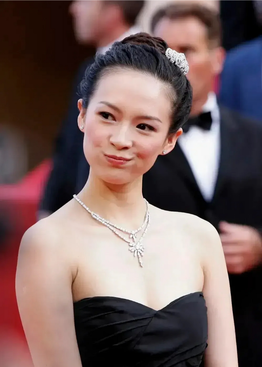 章子怡是顶级骨相的超级美人,她不知掩盖锋芒,以至周润发跟张曼玉都