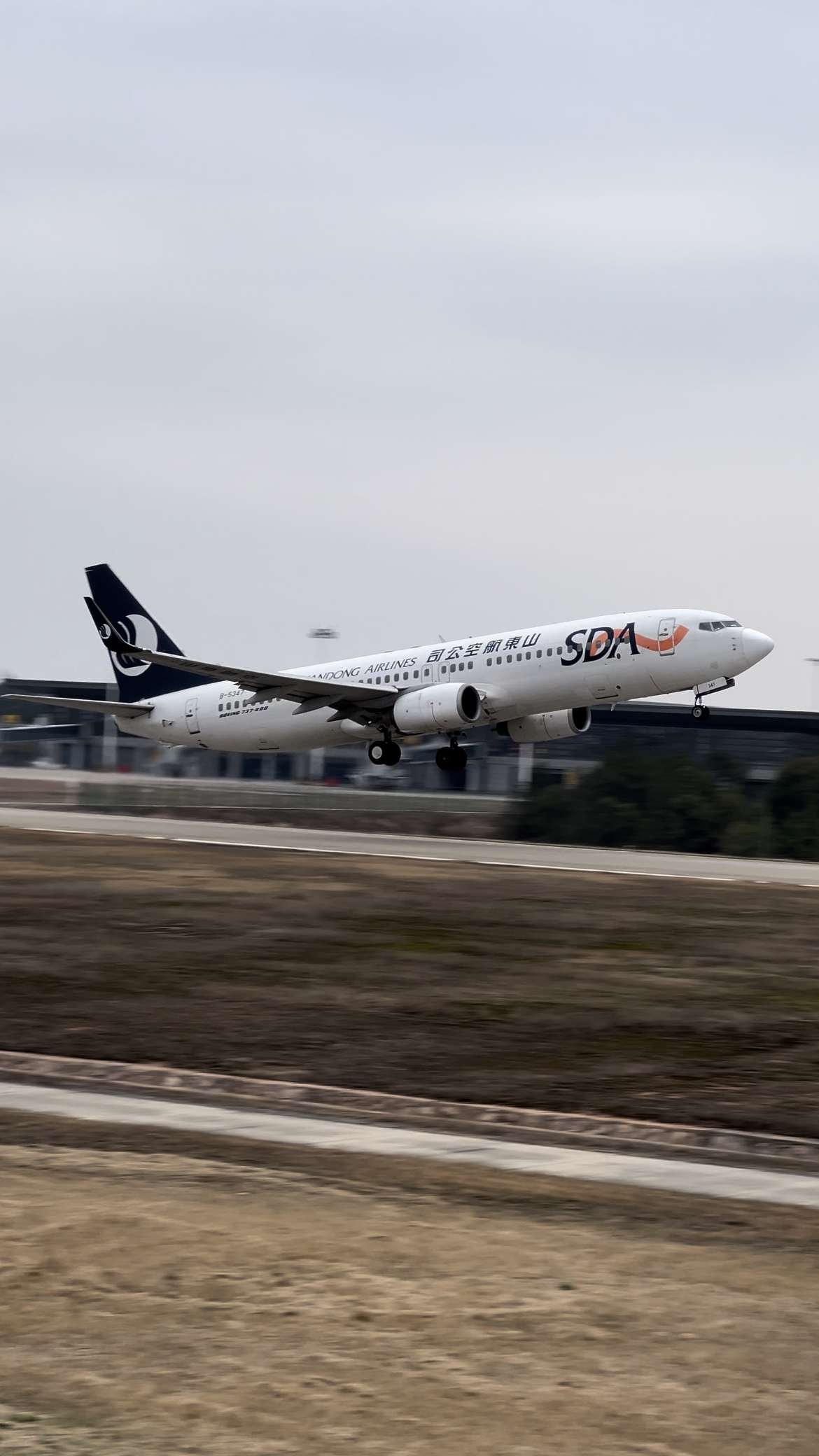 山东航空飞机起飞瞬间