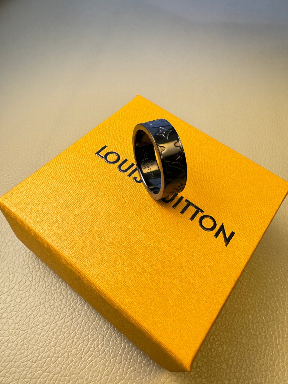 戒指爱好者!lv老花戒指枪黑色足够低调 一款低调沉稳的戒指