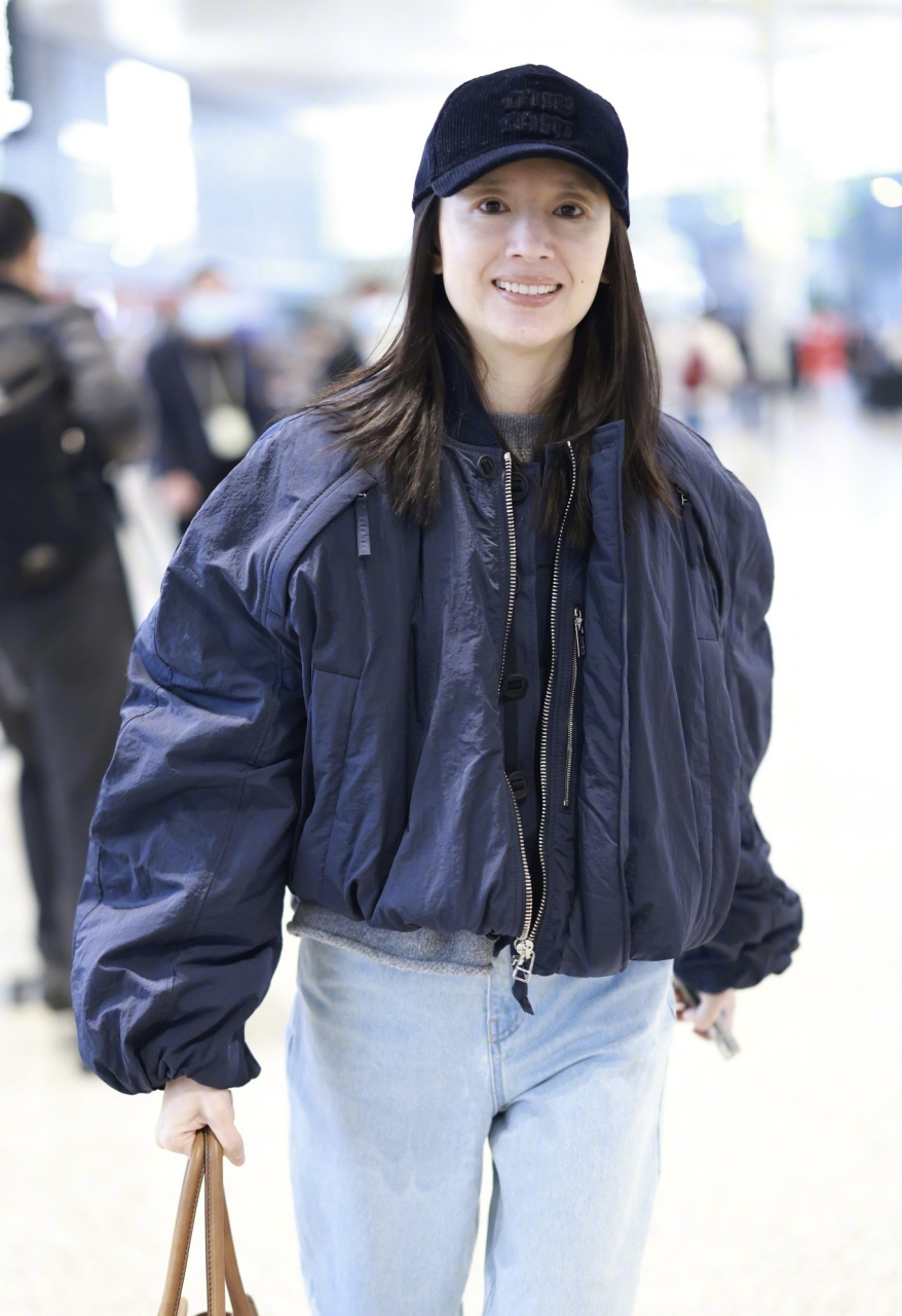 董洁现身上海虹桥机场,素着一张脸,穿搭也是一如既往地松弛自然,43岁