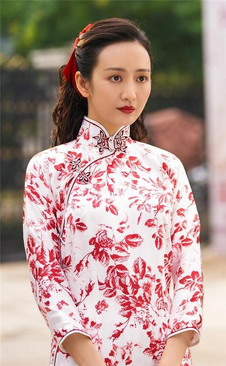 刘蓓共同主演的年代剧《芝麻胡同》中饰演的有情有义美丽动人的牧春花