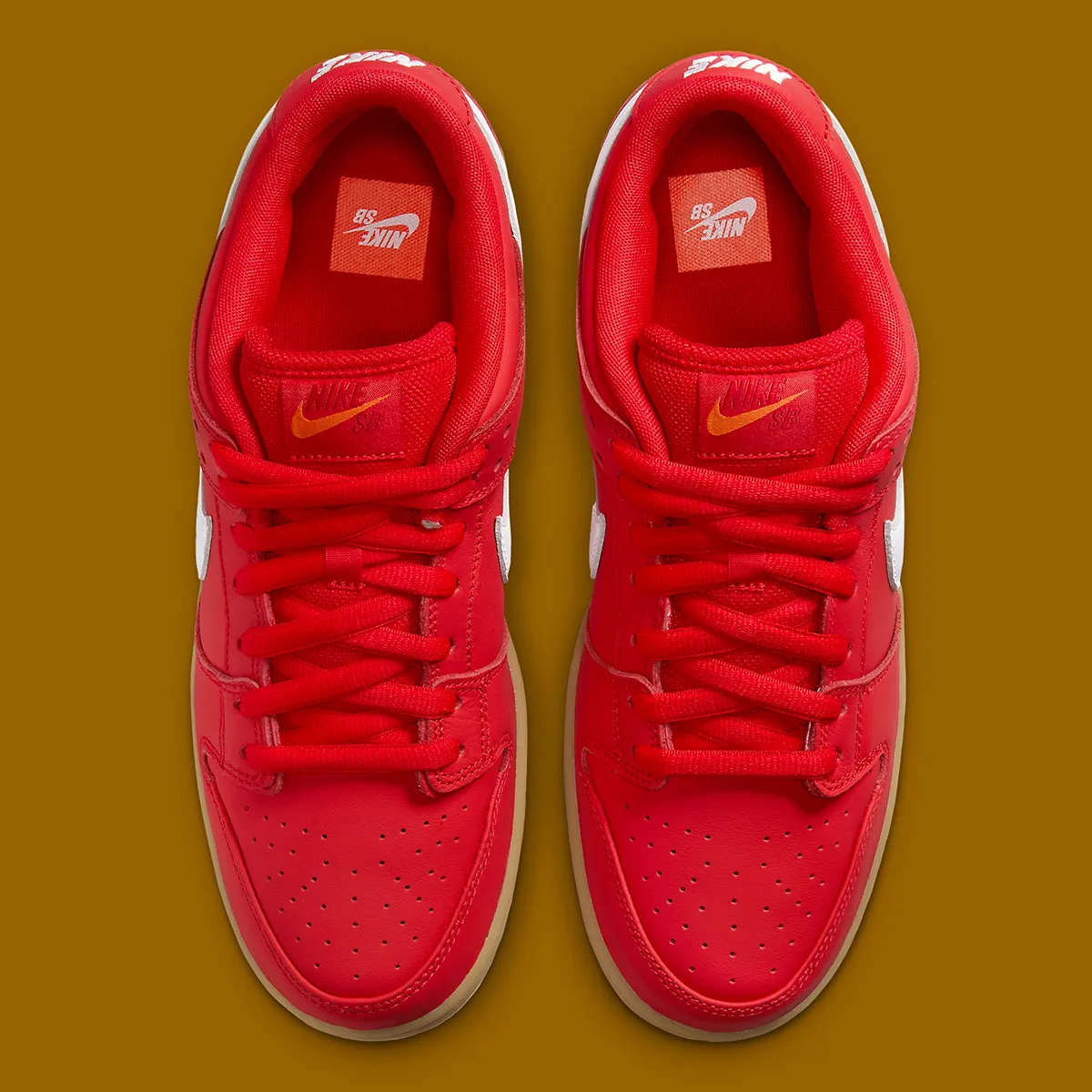 nike sb dunk low 加入"university red"橙色标签系列