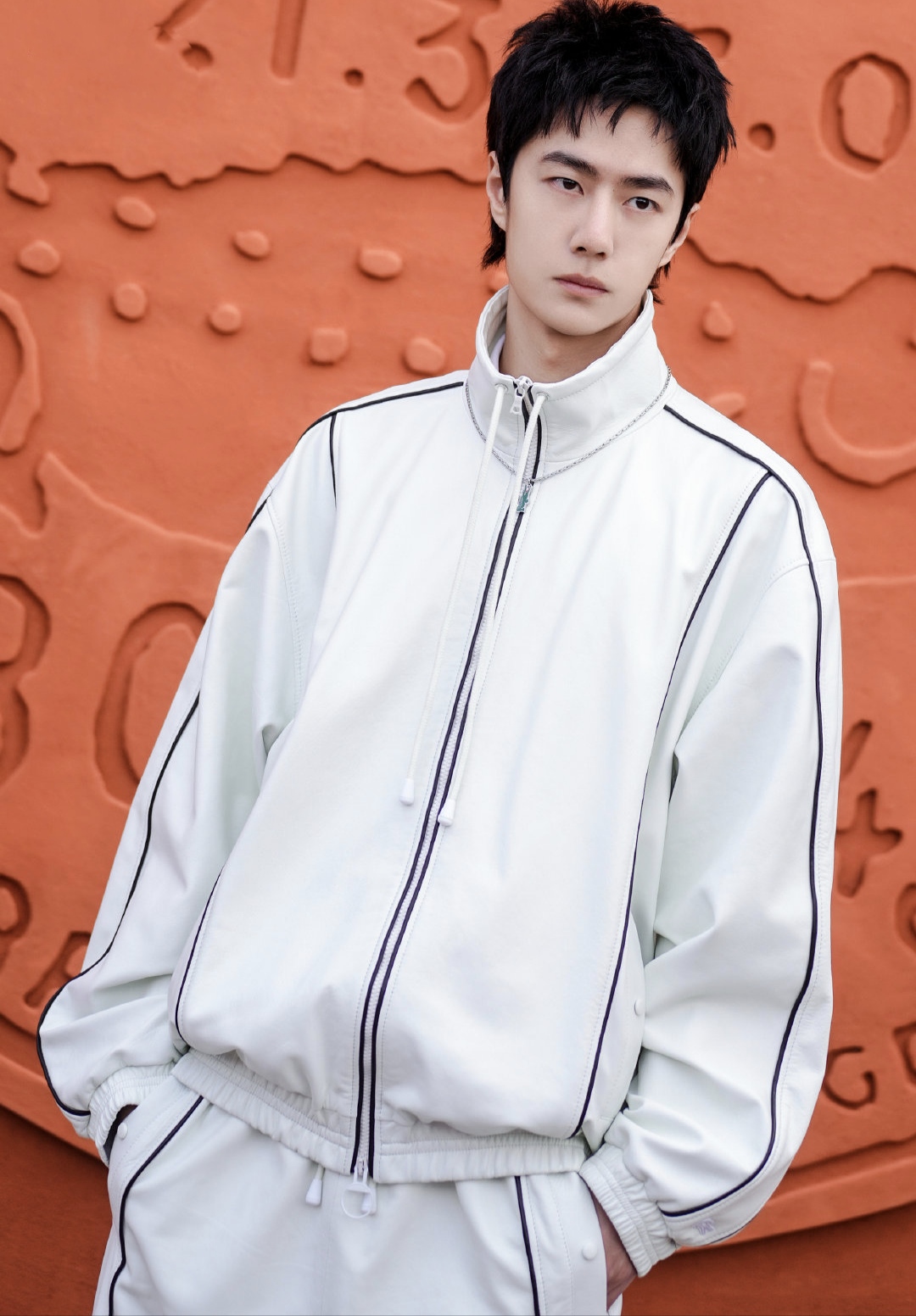 素颜的王一博,一身白色运动装,高大英俊,帅呆了[赞同][赞同][赞同]