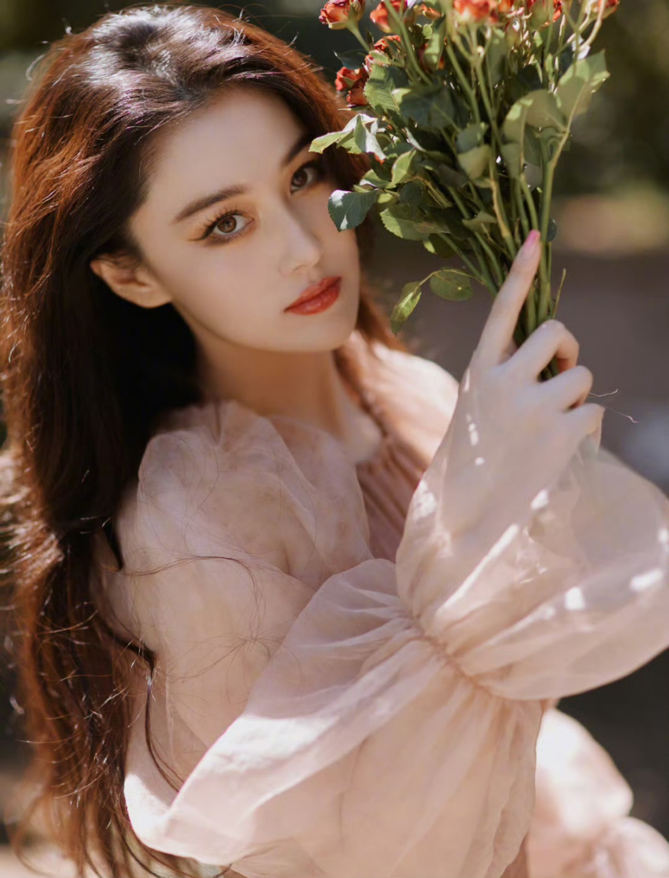 张馨予是真的挺漂亮的,长发冷艳,短发又很帅气.