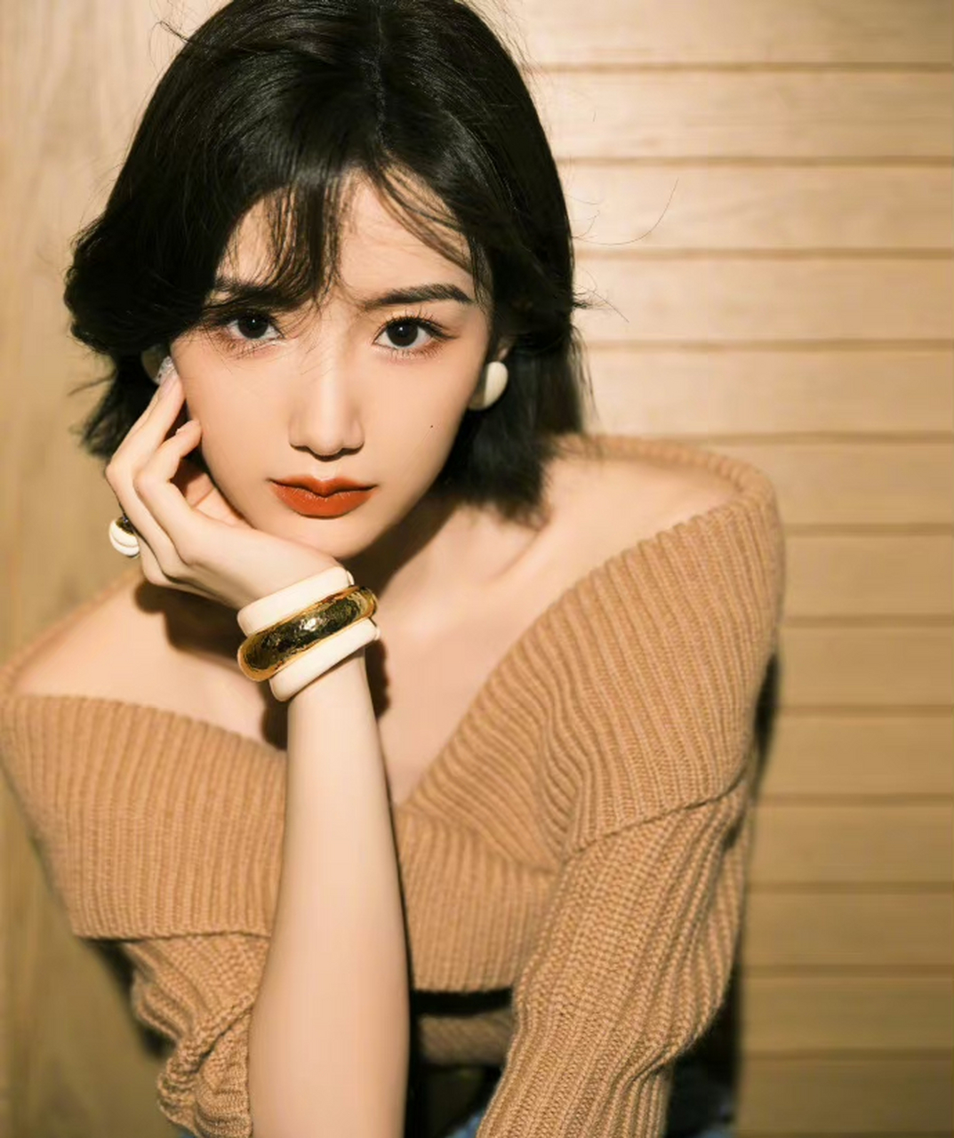 毛晓彤身穿v领毛衣,露香肩秀锁骨,搭配牛仔裤,性感迷人又大气!