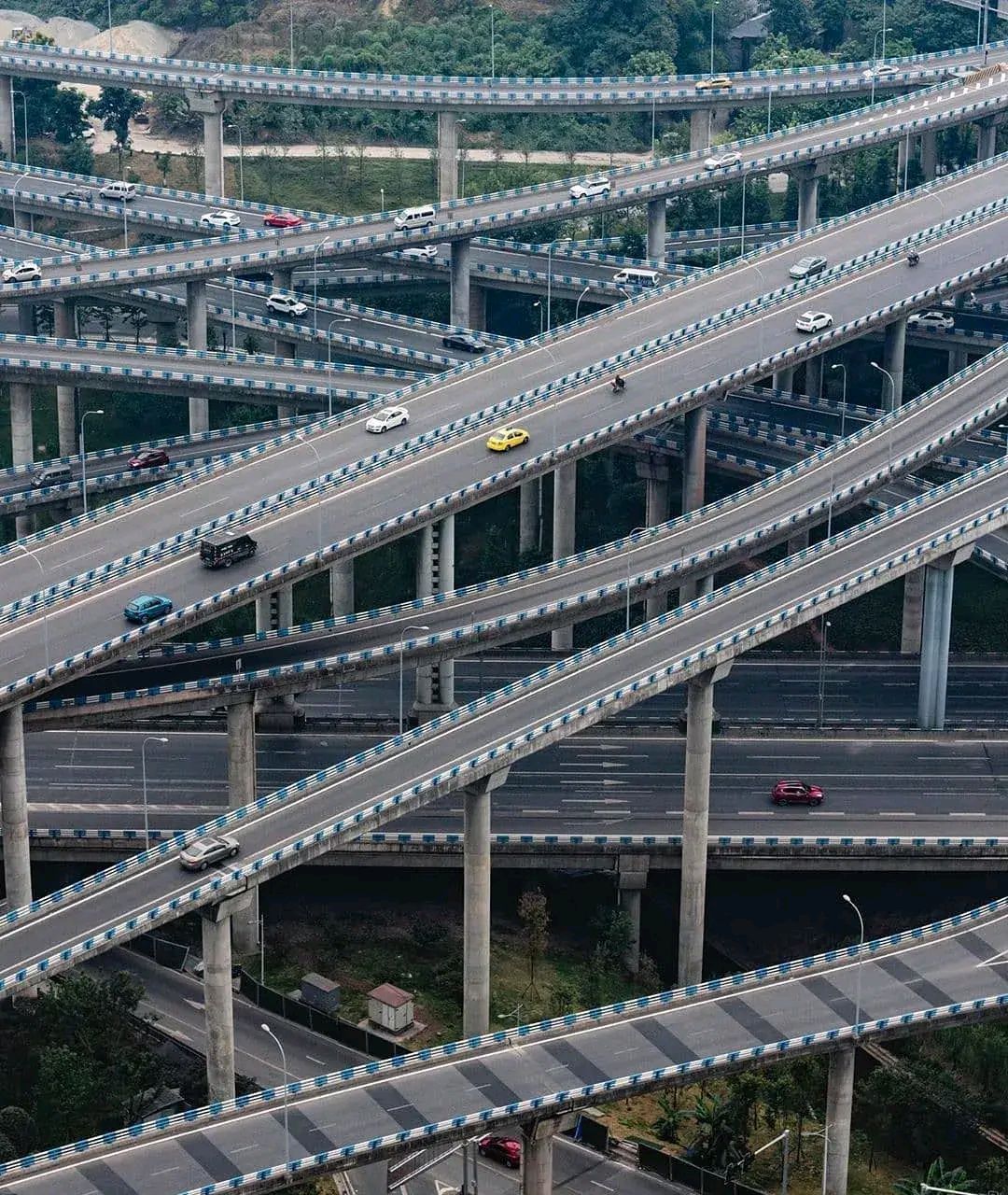 这是航拍的重庆市立交桥,看到后你感没感觉到像进入迷宫一样.