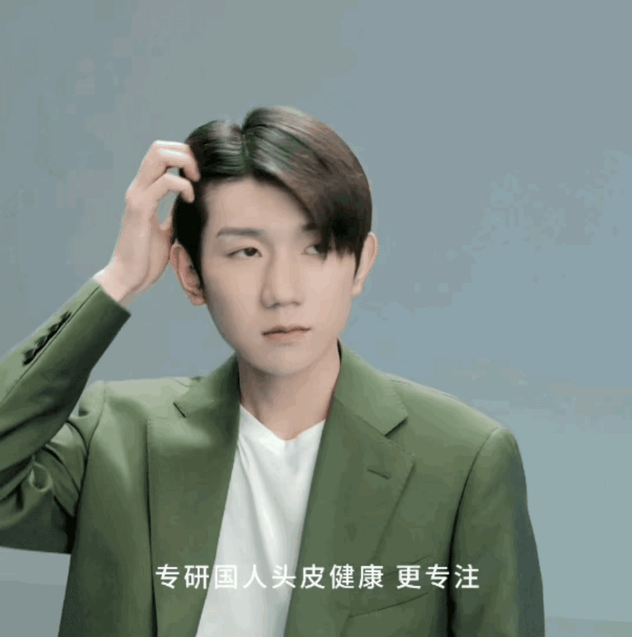 广告商非得选这种中分发型才能突出效果么,挺不适合王源的