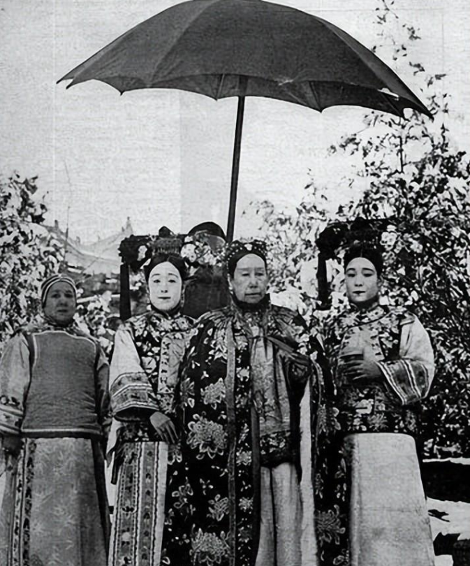 晚清照片:看看李莲英和慈禧,一个满脸疙瘩,一个眼袋下垂