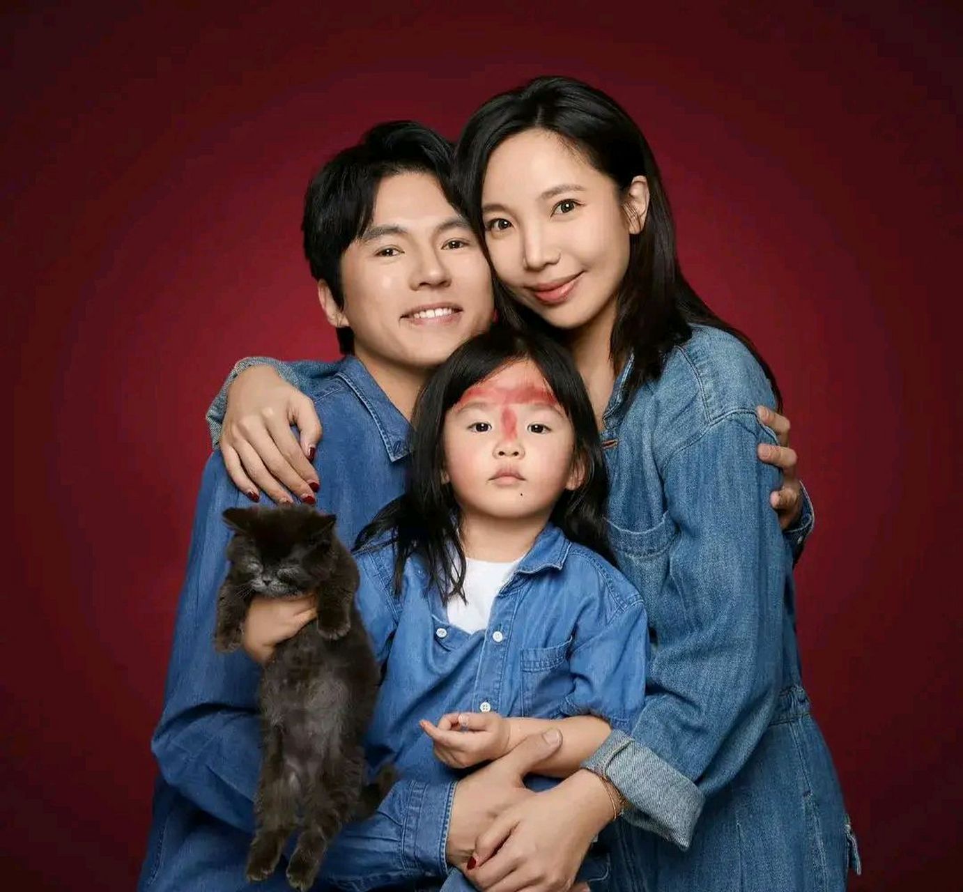 宋宁峰张婉婷一家三口全家福,小女孩据说是在模仿狮子王里的辛巴