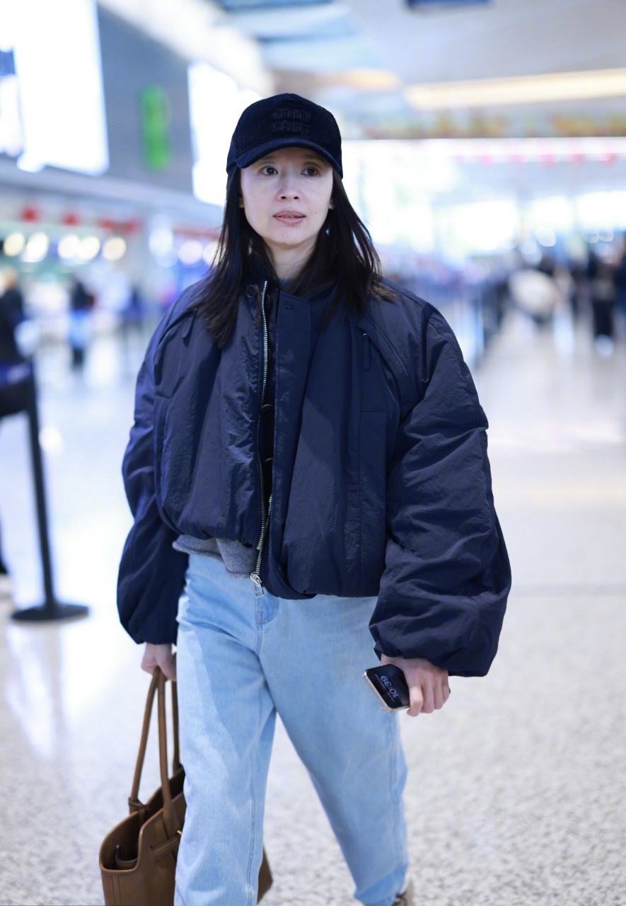 董洁现身上海虹桥机场,素着一张脸,穿搭也是一如既往地松弛自然,43岁