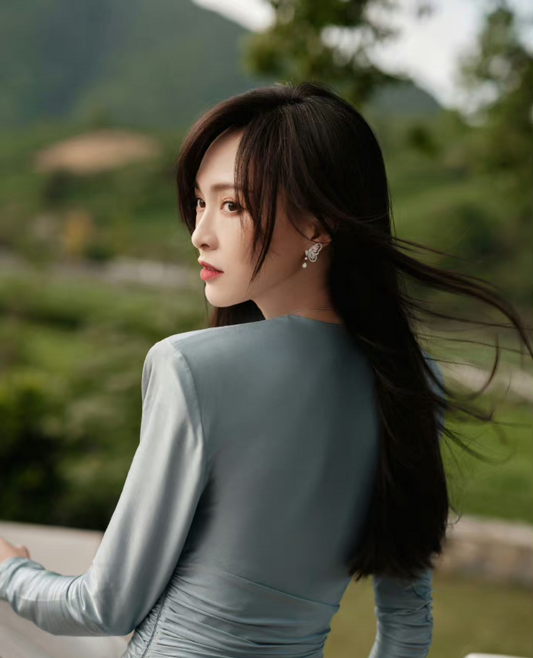 唐嫣一袭浅蓝色连衣裙,长发飘飘,身姿诱人,淡雅不失温柔 676767