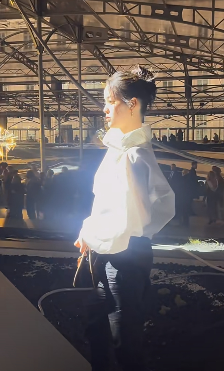 欧阳娜娜出席lv大秀,感觉她现在越来越好看了,虽然侧脸并不算很立体