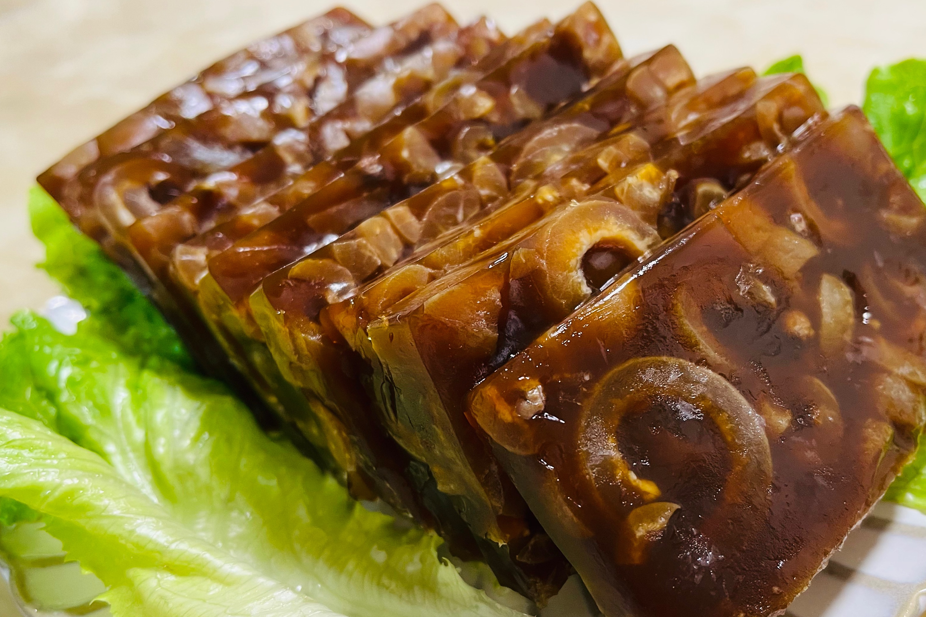 赶快学学这道好吃到停不下来的下酒菜,猪皮冻怎么做才好吃!