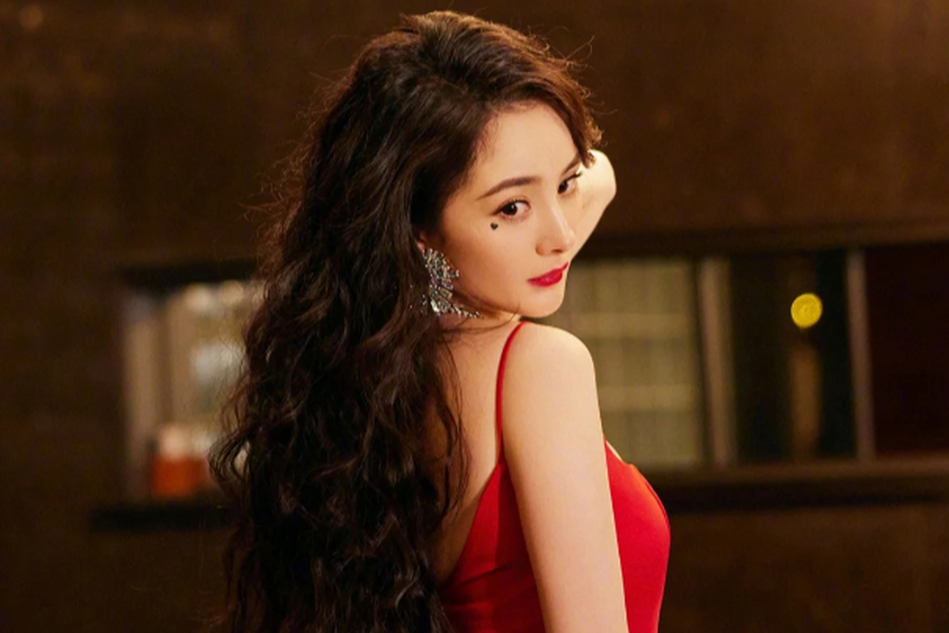 [原文:37岁杨幂的红裙港风写真.