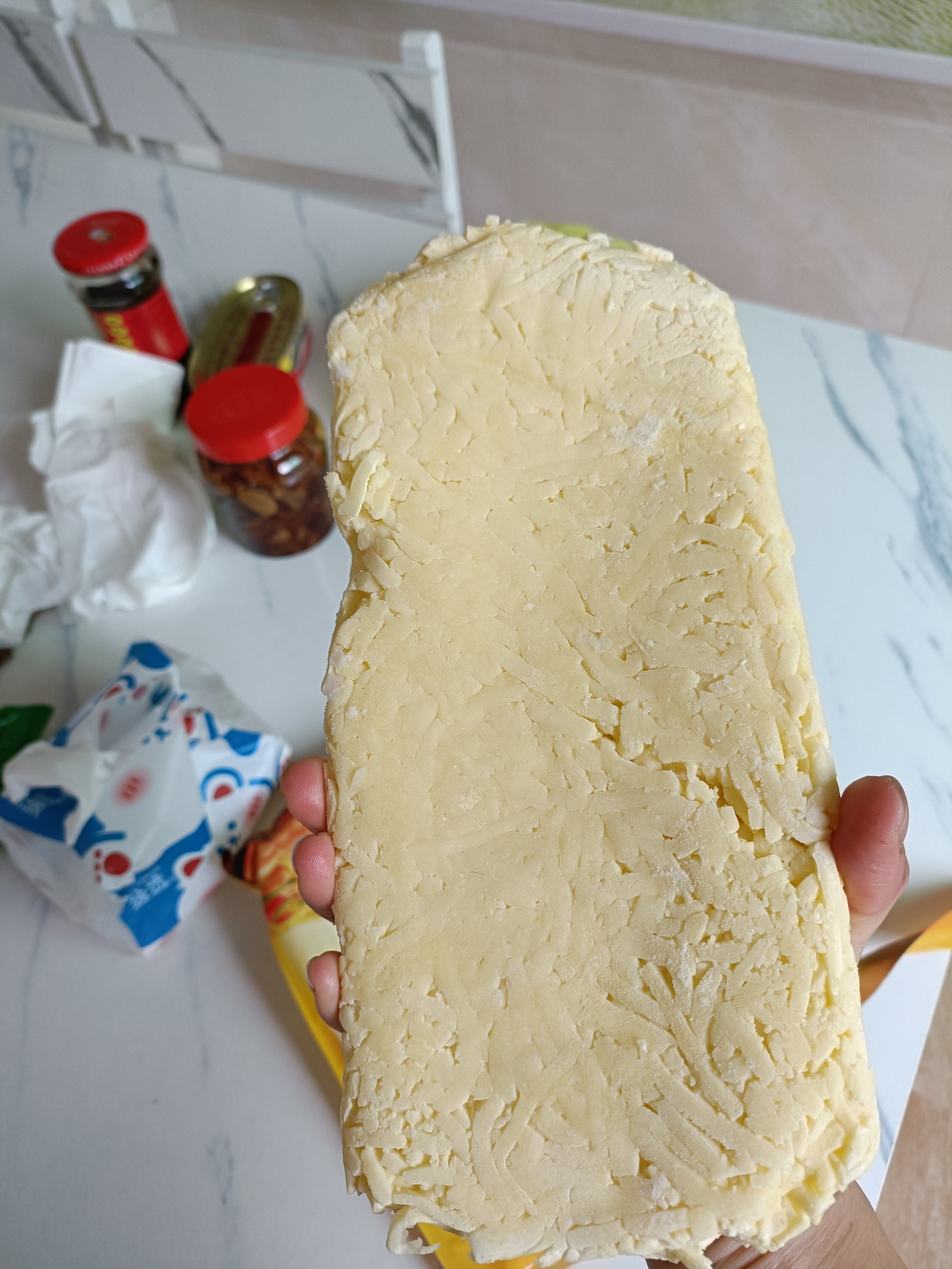 这是我在网上买的芝士,到货的时候我从泡沫箱里拿出来它就变成这样子