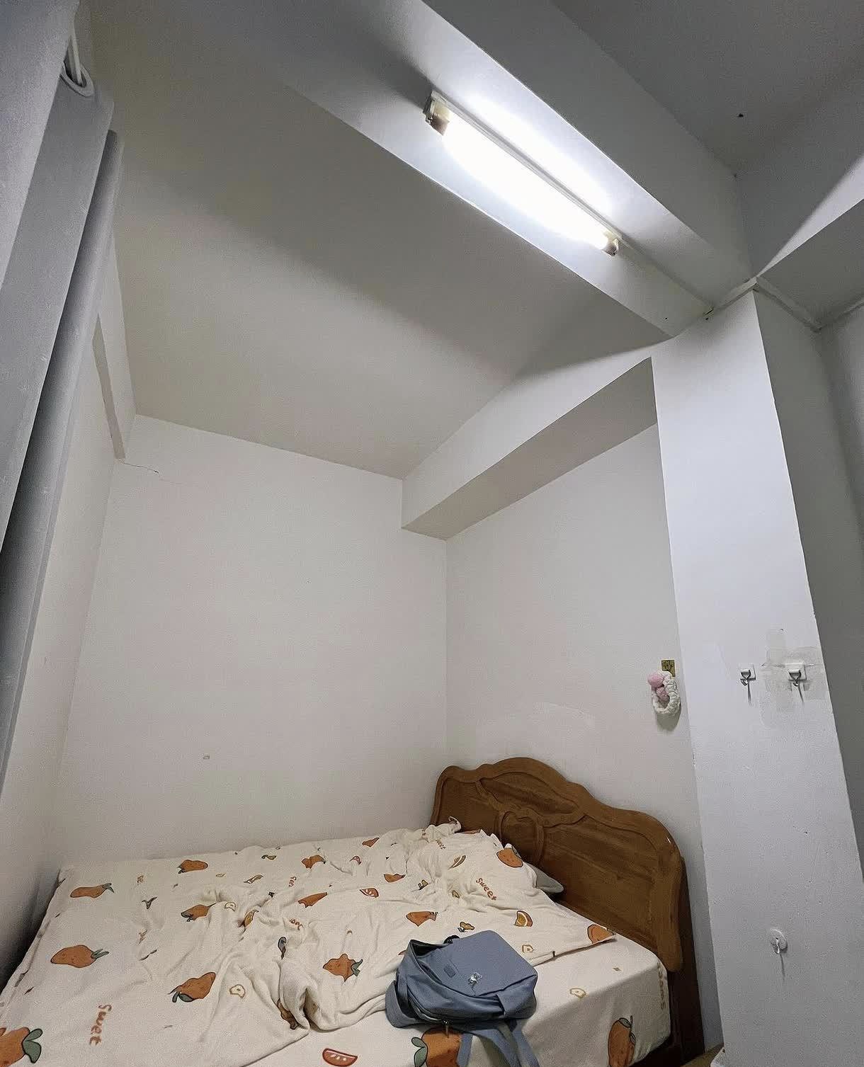 我刚刚租下的房子,竟然在床头上有一根横梁!这可怎么办啊?