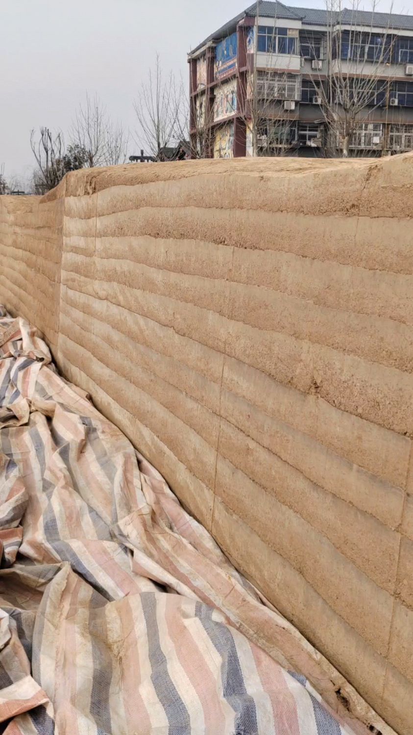 板筑墙又称为夯土墙,由木制模板作为模具,加入泥土,夯实而成.-度小视